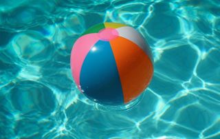 ballon gonflable dans l'eau