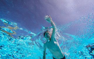 garçon qui nage dans une piscine