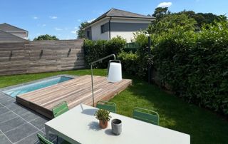 Petite piscine sous une terrasse