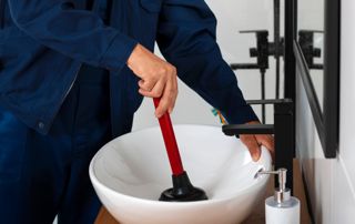 débouchage de lavabo à la ventouse