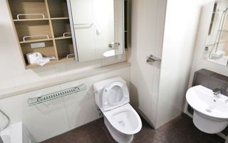 salle de bain avec wc