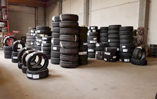 pneus entreposés dans le garage