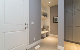 Intérieur d'une chambre grise avec porte blanche
