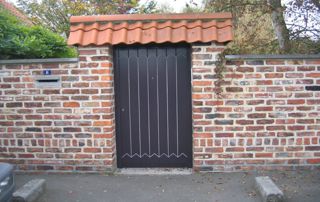 Porte en bois mur en briques