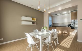 Cuisine avec salle à manger tout juste rénovée