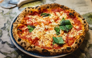 pizza margherita posée sur une assiette