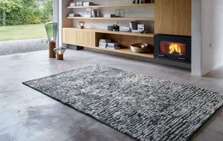 tapis gris foncé devant un poêle
