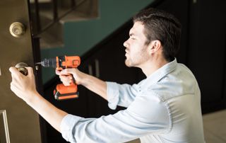 Ouvrier qui installe une nouvelle serrure