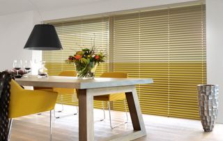 Stores jaunes dans une salle à manger