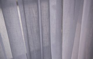 Stores en tissu gris