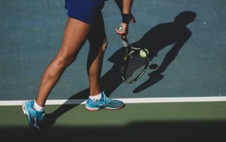 Homme faisant un service magnifique au tennis