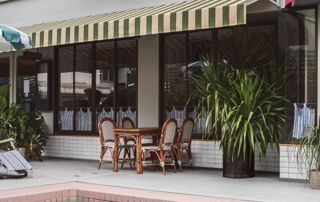 terrasse protégée par une tente solaire