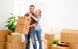 couple qui fait ses cartons