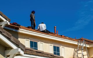 des couvreurs travaillent sur un toit