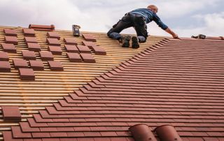 installation de tuiles sur un toit