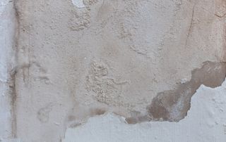 Tache d'humidité sur un mur