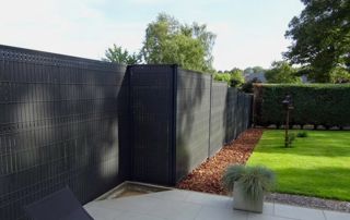 clôture noire autour d'un jardin