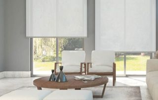 Stores en tissu blanc dans un salon