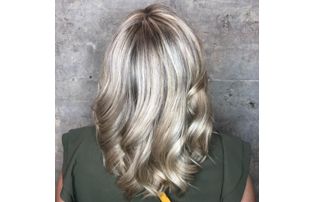 femme de dos avec des cheveux gris bouclés