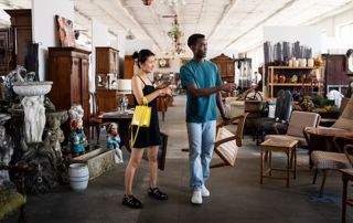 couple se promenant dans un vide-grenier