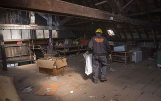 ouvriers dans un grenier - De fond en comble