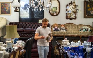 Homme dans magasin d'antiquités