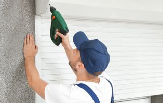 professionnel qui installe un volet