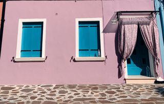 maison rose et volets bleus