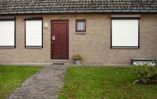 Maison avec volets roulants