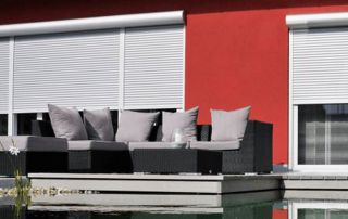 Maison avec volets roulants en PVC