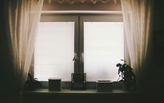 Volets blancs à l'intérieur