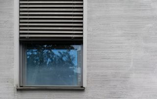 Mur gris extérieur avec volets