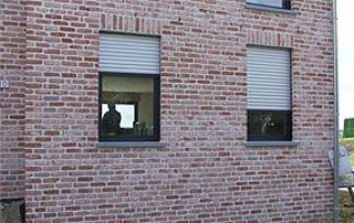 volets blancs électriques entrouverts